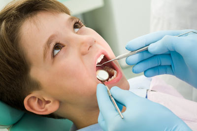 Odontologia pediátrica: na imagem pode-se ver uma criança sendo consultada por um odontopediatra