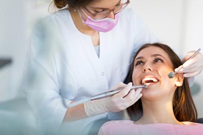 Consulta com uma odontologista, que realiza a manutenção dos benefícios do clareamento dental