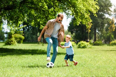 Pai e filho brincando de futebol
